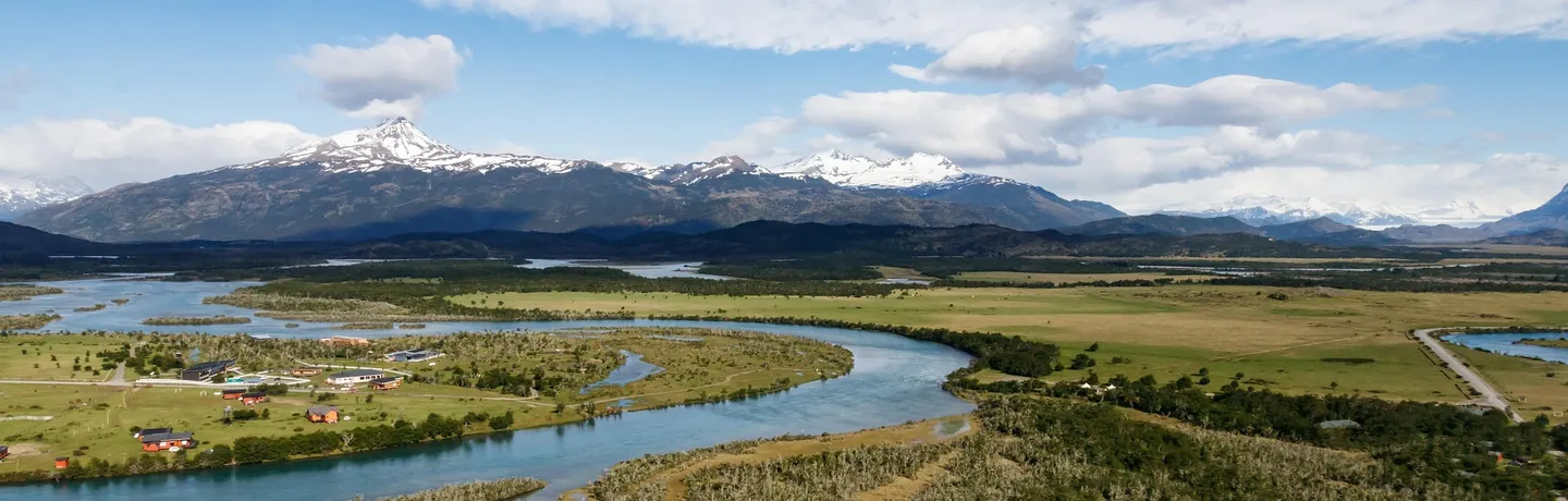 Valle con río y cordillera nevada en el sur de Chile